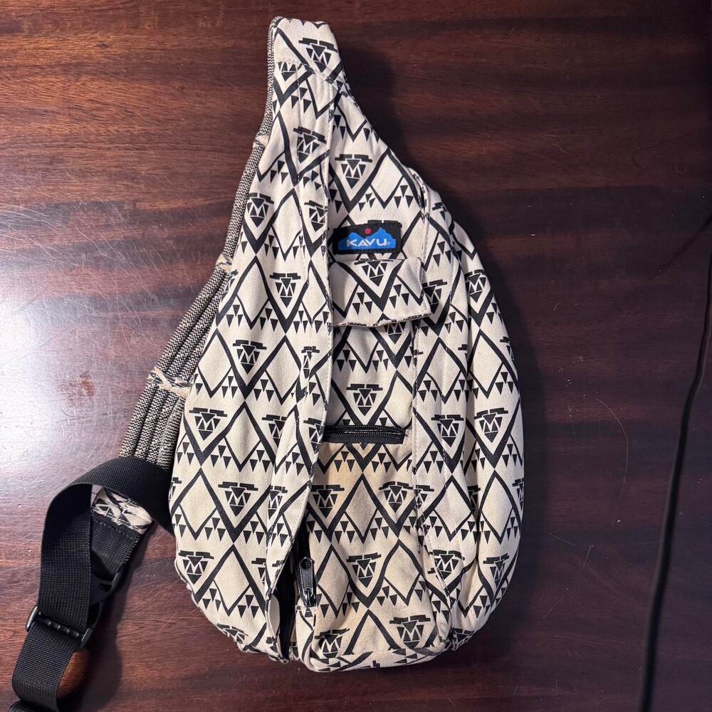Kavu‎ Black and white shoulder bag